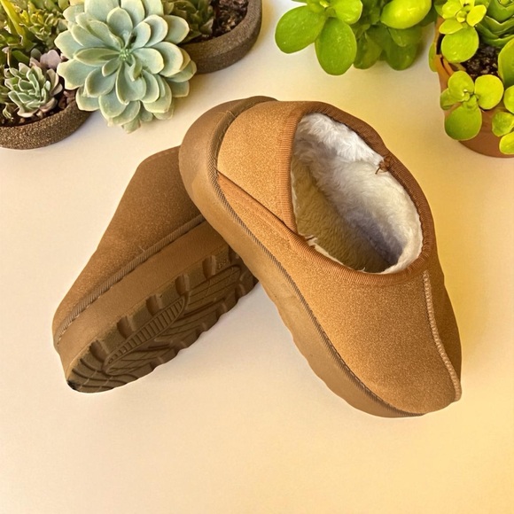 Source Unknown Shoes - Cozy Tan Slippers Women’s Sz. 38 Rubber Sole Fax Warm Fur House Shoes Unbranded‎
